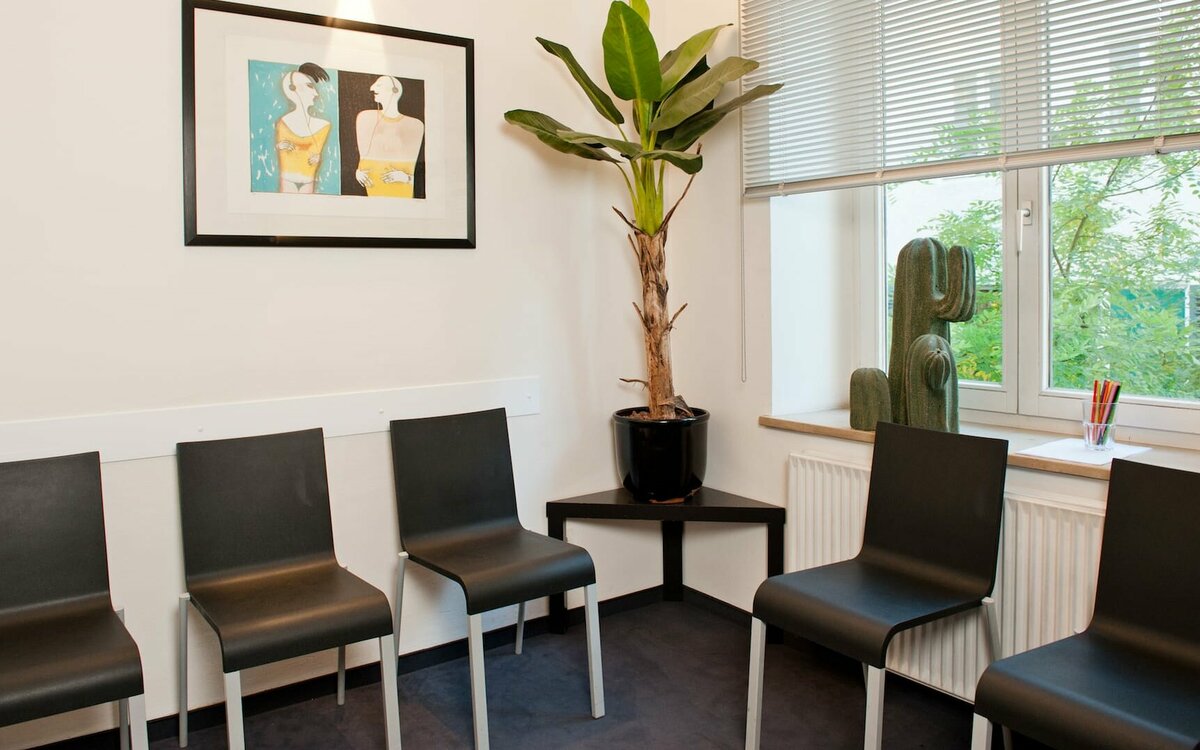 Wartezimmer für Patienten in der Dermatologischen Praxis Schwabing in München